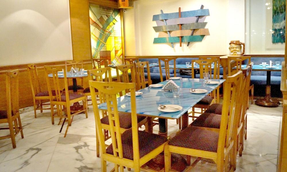 होटल The Ambassador, Marine Drive, 4*