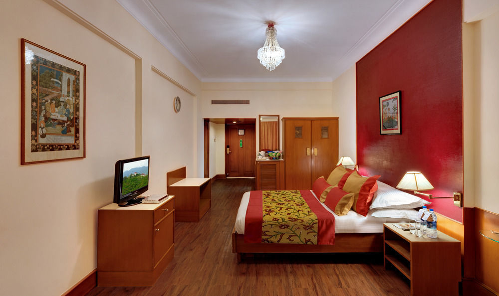 होटल The Ambassador, Marine Drive, 4*